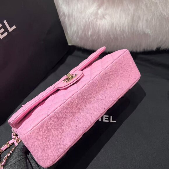 Classic CHANEL Bag: A Stylish and Versatile Choice for Elegance - Picture 6 of 6